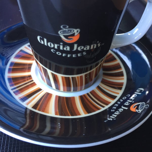 Photo taken at Gloria Jean&#39;s Coffees by İsa A. on 9/17/2016
