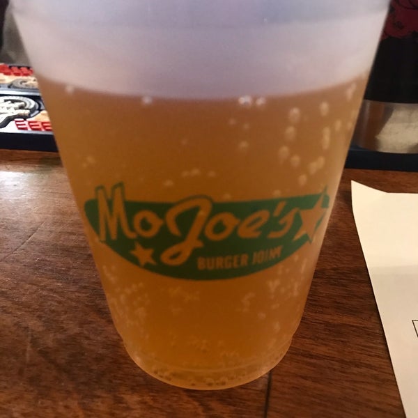 Foto scattata a MoJoe&#39;s Burger Joint da Nikolas H. il 10/18/2019