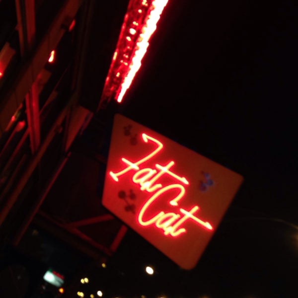 Photo prise au Fat Cat Bar &amp; Grill par Shanlie Ann 🍃 @. le4/17/2016