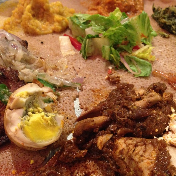 Снимок сделан в Demera Ethiopian Restaurant пользователем Shanlie Ann 🍃 @. 8/28/2015
