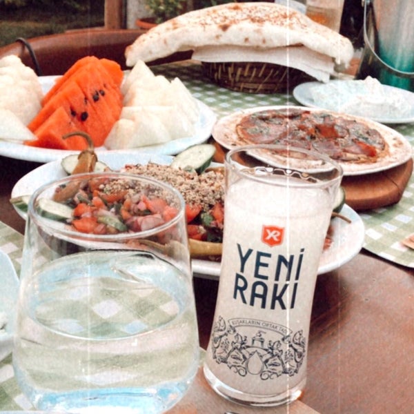 รูปภาพถ่ายที่ Asma Altı Ocakbaşı Restaurant โดย Gamze เมื่อ 6/26/2020
