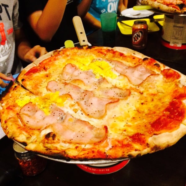 Photo taken at Michelangelo&#39;s Pizzeria by Wei Khun Y. on 7/23/2015