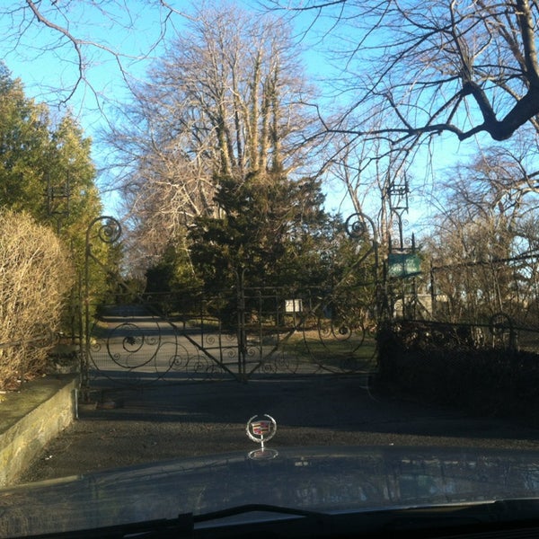 West Island The Salutations Animal Shelter in Glen Cove