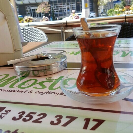Das Foto wurde bei Moston Cafe von Deniz E. am 4/13/2016 aufgenommen