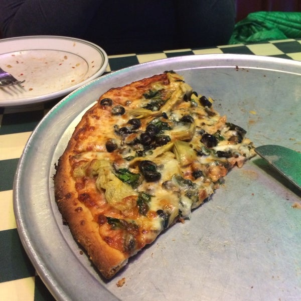 Foto tomada en North Beach Pizza  por Kouros M. el 2/27/2014