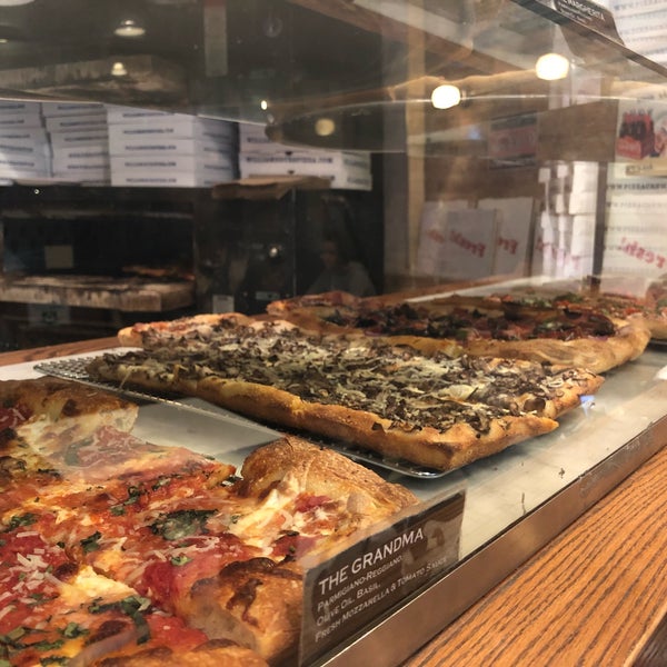 Снимок сделан в Williamsburg Pizza пользователем Kristen V. 10/24/2018