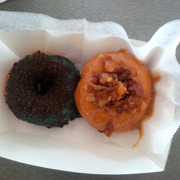 Foto tirada no(a) Top That Donuts por Justin C. em 8/8/2014