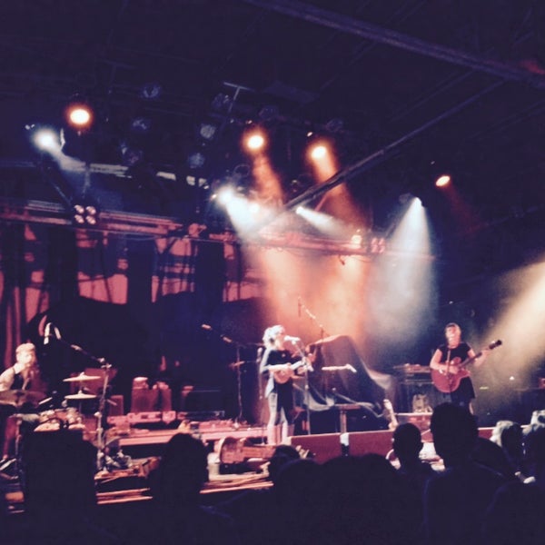 Das Foto wurde bei Warehouse Live von Trish B. am 10/11/2015 aufgenommen