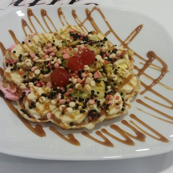 Foto tirada no(a) Waffle Aşkı Plus CAFE por Çağla S. em 11/22/2014
