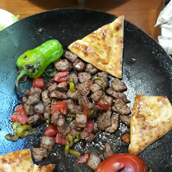 Das Foto wurde bei Şanlıurfa İskender Kebap Restaurant von Fatih Ç. am 8/19/2017 aufgenommen