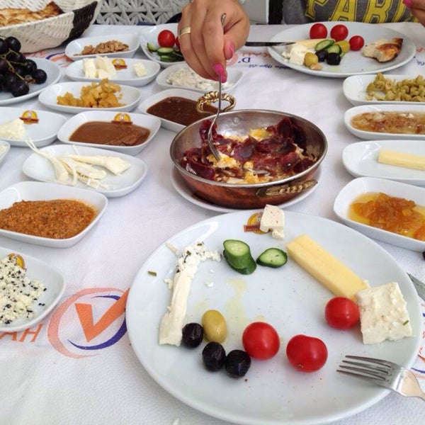 Photo prise au d&#39;Van Kahvaltı Sofrası par Serhat D. le4/16/2015