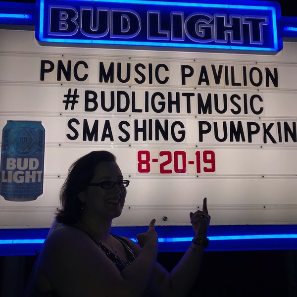 Foto tirada no(a) PNC Music Pavilion por Dawn M. em 8/21/2019