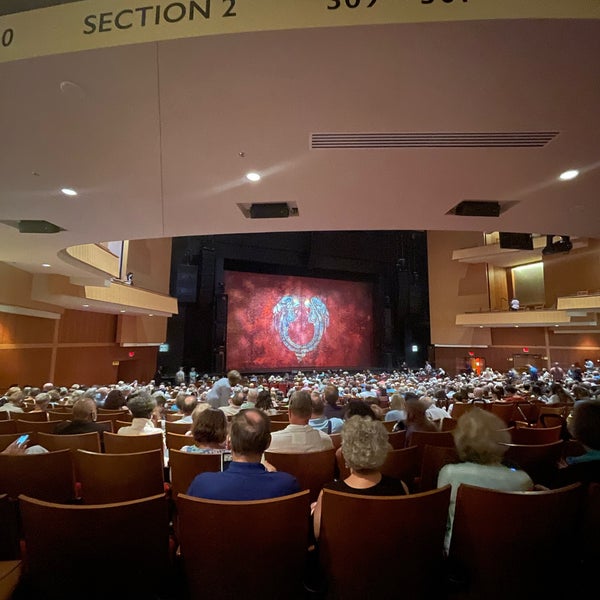 รูปภาพถ่ายที่ Durham Performing Arts Center (DPAC) โดย Dawn M. เมื่อ 6/18/2022