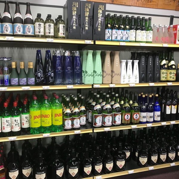 Foto tirada no(a) Frugal MacDoogal Beverage Warehouse por Dawn M. em 12/21/2018