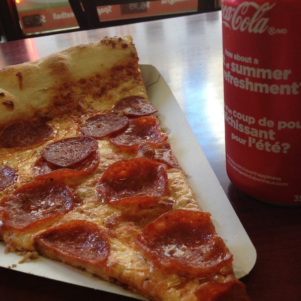 Foto diambil di Big Slice Pizza oleh M W. pada 7/25/2013