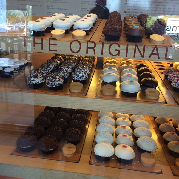 Photo taken at Sprinkles Newport Beach Cupcakes by Fer P. on 3/20/2016