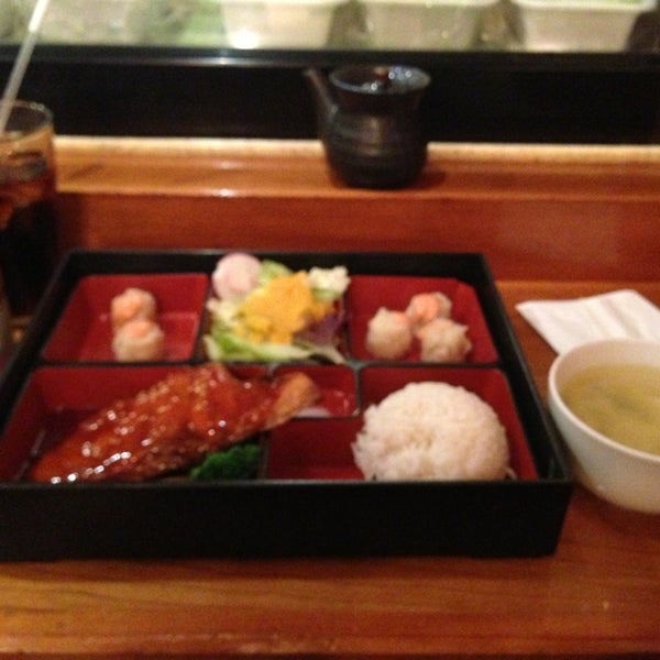 Foto tirada no(a) Ginza Japanese Restaurant por Jo2 D. em 1/28/2013
