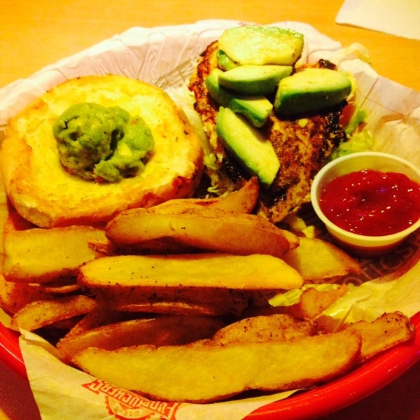 Photo taken at Fuddruckers by Sharon R. on 1/12/2014
