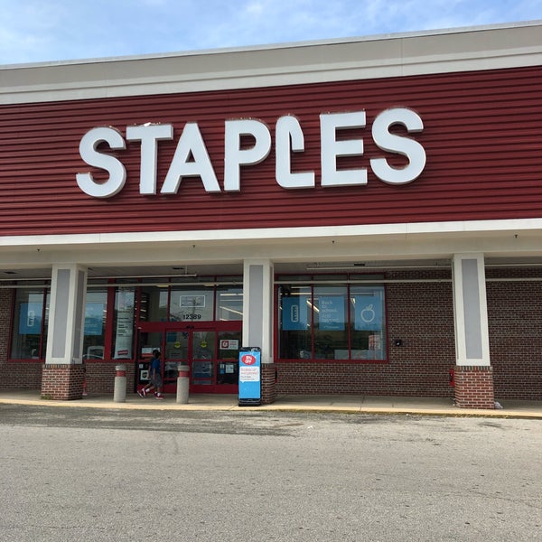 A Staples retail location in Maryland Stock Photo - Alamy