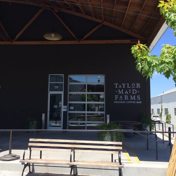 Foto tirada no(a) Taylor Maid Farms Organic Coffee por Ethan T. em 5/12/2015