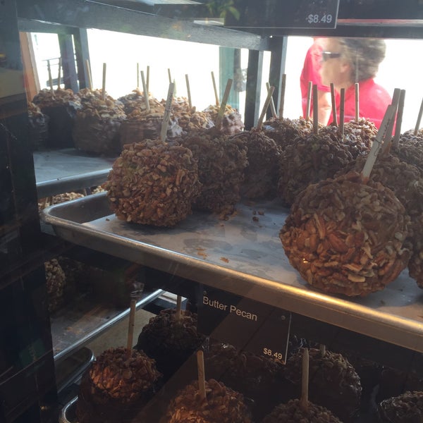 Photo taken at Amy&#39;s Candy Kitchen &amp; Gourmet Caramel Apples by Jeff M. on 7/4/2015