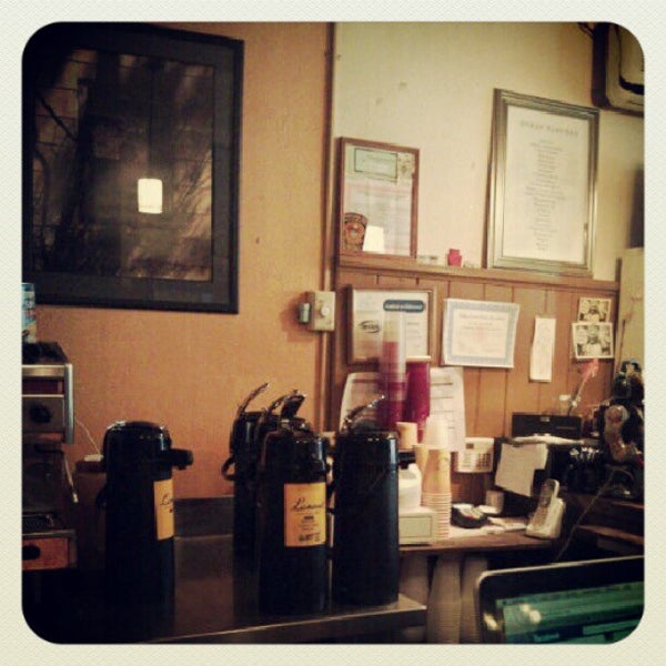 Foto tomada en Fenn&#39;s Coffee  por Pete C. el 10/2/2012