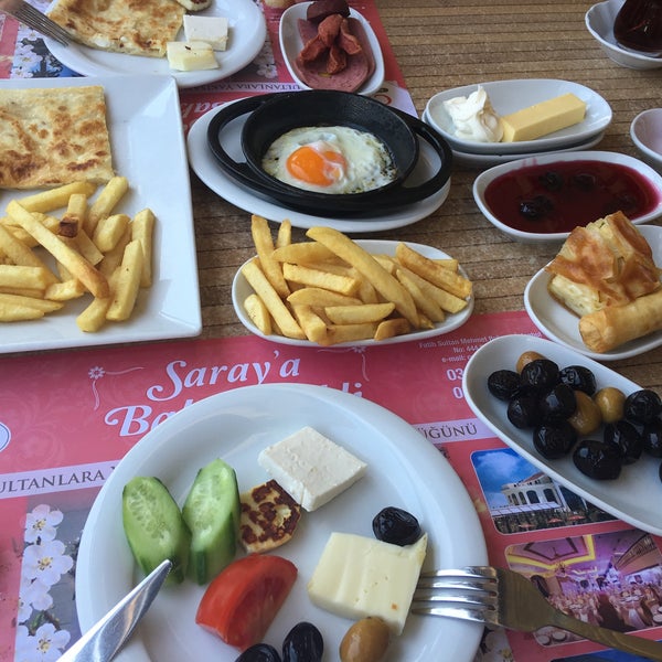 Foto tomada en Cumhuriyet Halimbey Restoran  por Melek el 5/30/2016