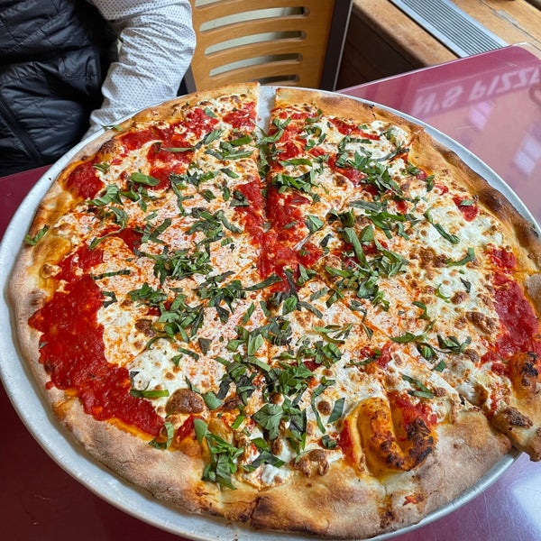10/5/2022 tarihinde Manish P.ziyaretçi tarafından John&#39;s Pizzeria'de çekilen fotoğraf