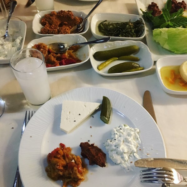 Снимок сделан в Kile Restaurant пользователем Zeynep Duygu A. 11/2/2018
