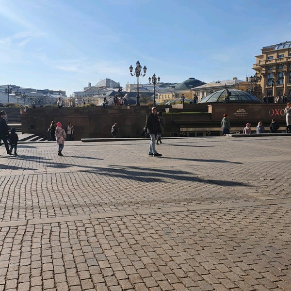 รูปภาพถ่ายที่ Manezhnaya Square โดย Наталья เมื่อ 10/9/2021