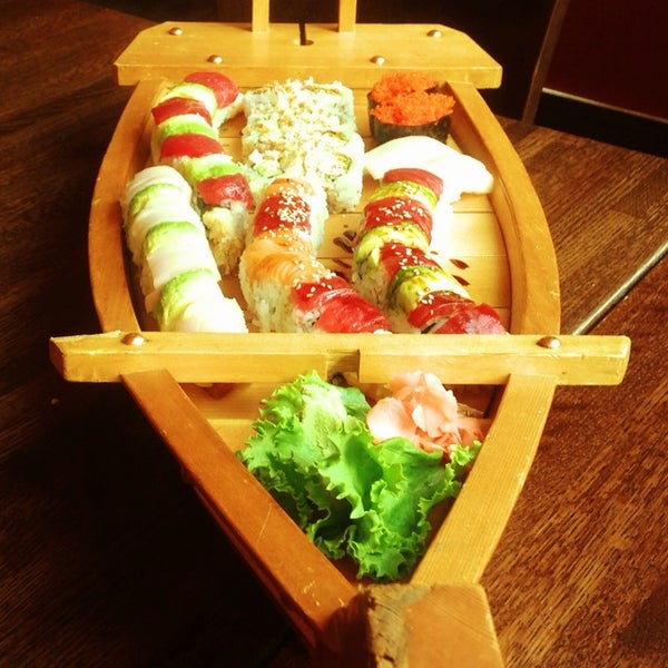 Foto diambil di Sakura Restaurant &amp; Sushi Bar oleh Triple Tapper pada 7/25/2013