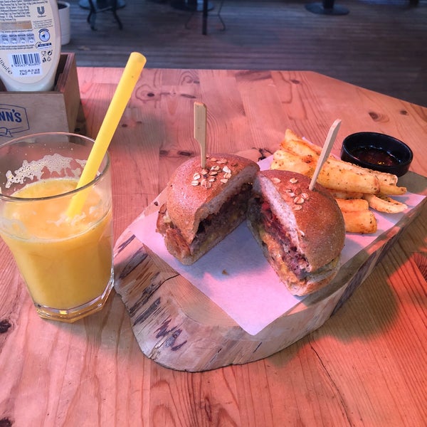 1/12/2019 tarihinde Sibel .ziyaretçi tarafından C Plus Organic &amp; Gourmet Burger'de çekilen fotoğraf
