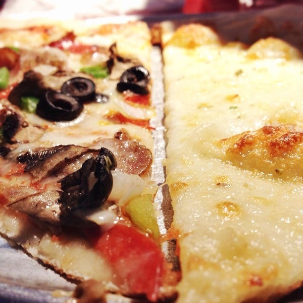 Foto scattata a Tomasino&#39;s Pizza da Tjay F. il 2/12/2014