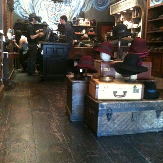 รูปภาพถ่ายที่ Goorin Bros. Hat Shop โดย Amber เมื่อ 9/15/2012