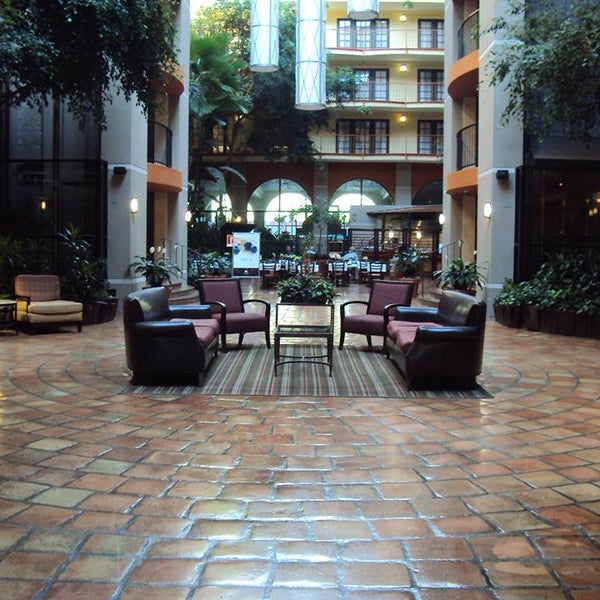 6/13/2014 tarihinde Aksarben Suites Omahaziyaretçi tarafından DoubleTree Suites by Hilton Hotel Omaha'de çekilen fotoğraf