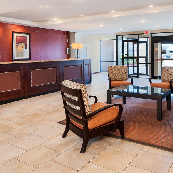 6/9/2014 tarihinde Aksarben Suites Omahaziyaretçi tarafından DoubleTree Suites by Hilton Hotel Omaha'de çekilen fotoğraf