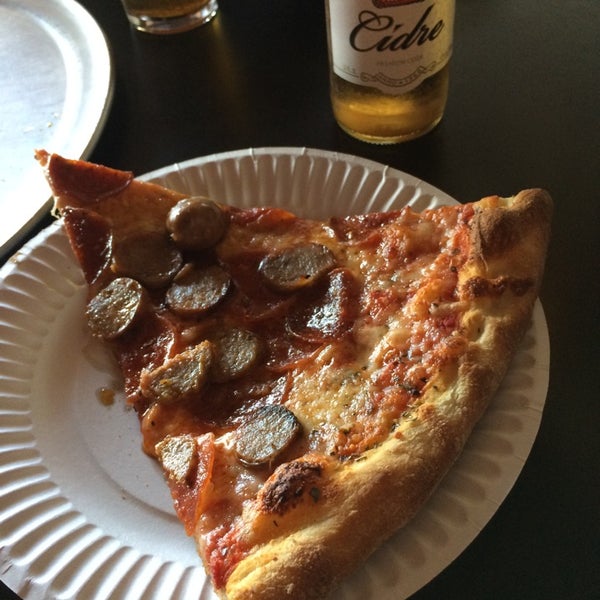 5/9/2014 tarihinde Sarah Gordonziyaretçi tarafından Hoboken Pizza &amp; Beer Joint'de çekilen fotoğraf