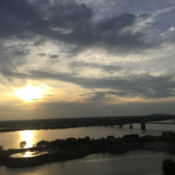 4/18/2016 tarihinde Cedric L.ziyaretçi tarafından Twilight Sky Terrace'de çekilen fotoğraf