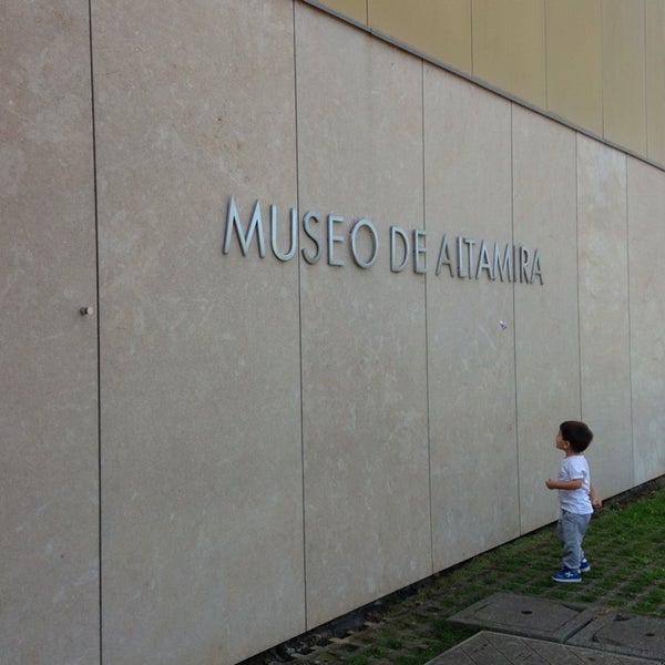 Foto tirada no(a) Museo de Altamira por Dani V. em 8/5/2014