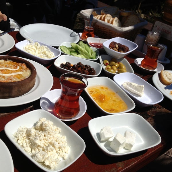 4/26/2013에 Erhan O.님이 Emirgan Sütiş에서 찍은 사진