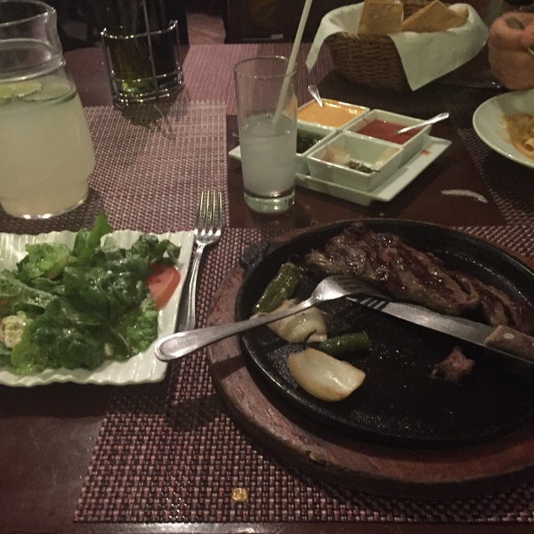 12/13/2015 tarihinde Rolando M.ziyaretçi tarafından El Argentino Steak House'de çekilen fotoğraf