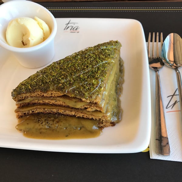 10/5/2017에 Sedat A.님이 Tria Restaurant Cafe에서 찍은 사진