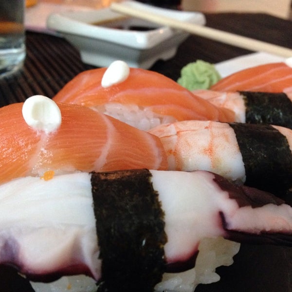 7/5/2014 tarihinde Alice P.ziyaretçi tarafından Sushi Store Express'de çekilen fotoğraf