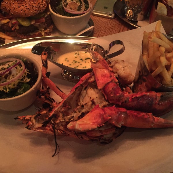 Das Foto wurde bei Burger &amp; Lobster von Julieta F. am 11/14/2015 aufgenommen