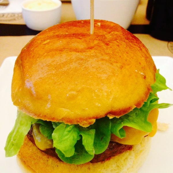 Foto tirada no(a) Burger Republic por (Deactivated) em 6/17/2014