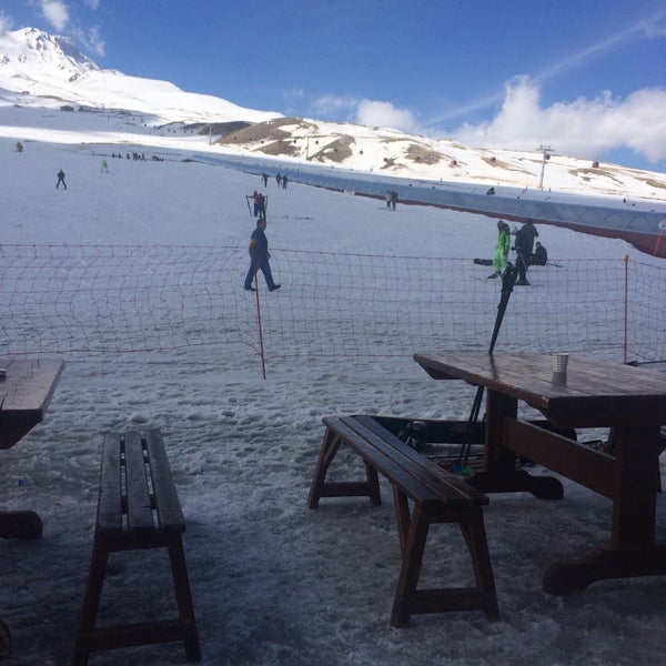 รูปภาพถ่ายที่ Erciyes Arlberg Sport โดย Nazlı R. เมื่อ 3/12/2016