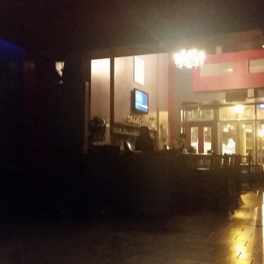 Photo prise au Red Sky Restaurant, Lounge &amp; Night Club par Melody d. le9/28/2014
