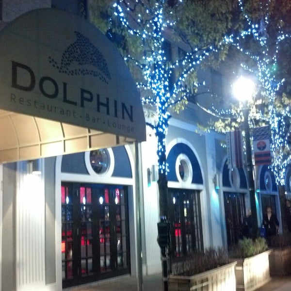Das Foto wurde bei Dolphin Restaurant, Bar, and Lounge von Melody d. am 4/30/2013 aufgenommen