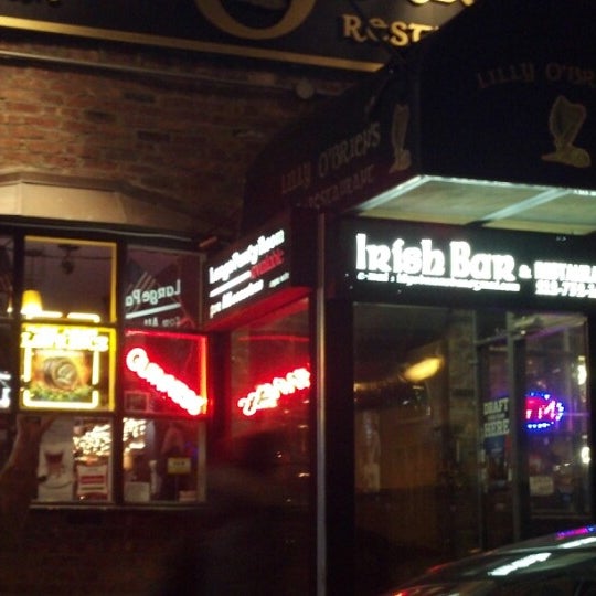 รูปภาพถ่ายที่ Lilly O&#39;Brien&#39;s Bar &amp; Restaurant โดย Melody d. เมื่อ 11/29/2012