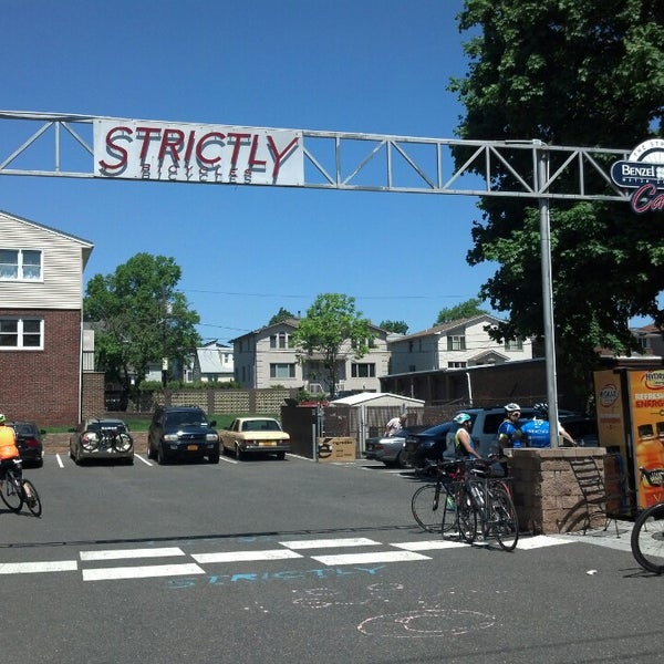 Das Foto wurde bei Strictly Bicycles von Melody d. am 5/25/2014 aufgenommen